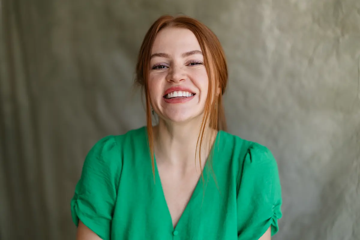 Olga Rossa portrait, wide composition